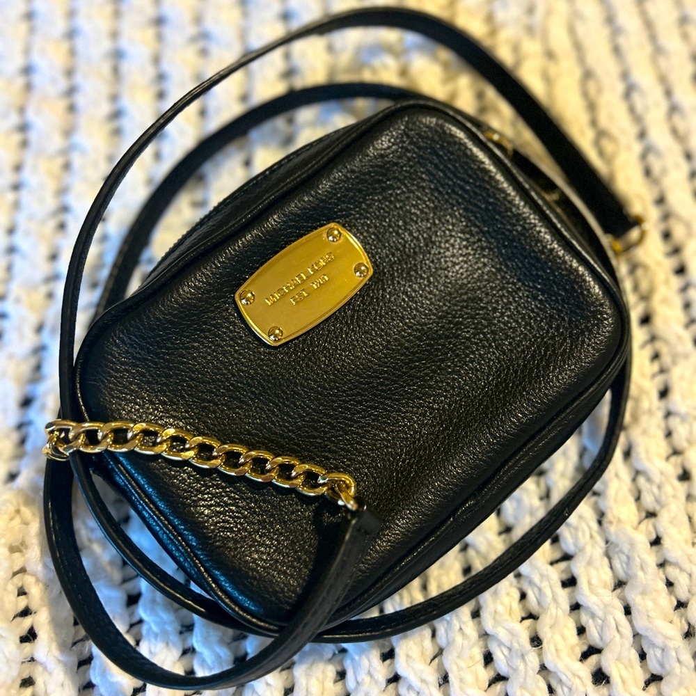Michael Kohrs Black Pebbled Leather Mini Crossbody | EUC